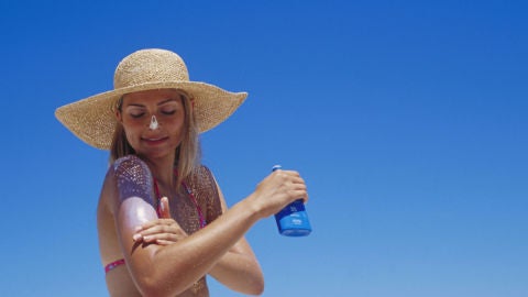 Una mujer bronce&aacute;ndose