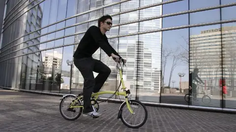 Hombre con bici Hombre con bici
