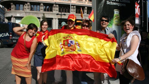 La bandera ondea con br&iacute;o 