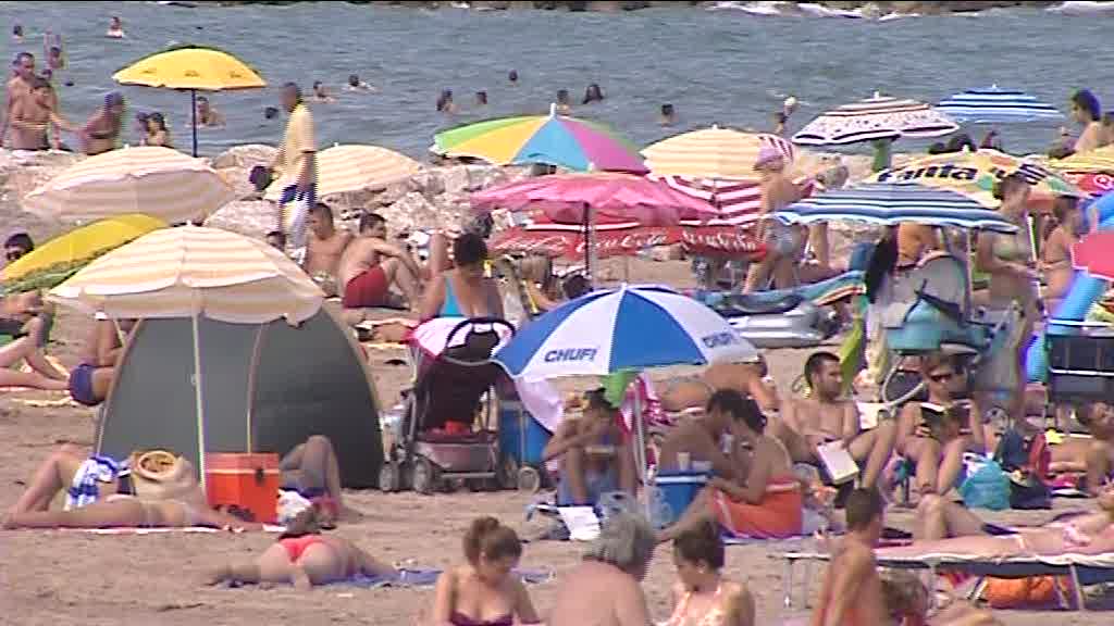 Gandía no permitirá que se dejen las sombrillas en la playa para reservar sitio, pero no pondrán multas Gandía no permitirá que se dejen las sombrillas en la playa para reservar sitio, pero no pondrán multas