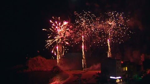 El cielo de Blanes, lleno del luz y color gracias a un concurso de fuegos artificiales