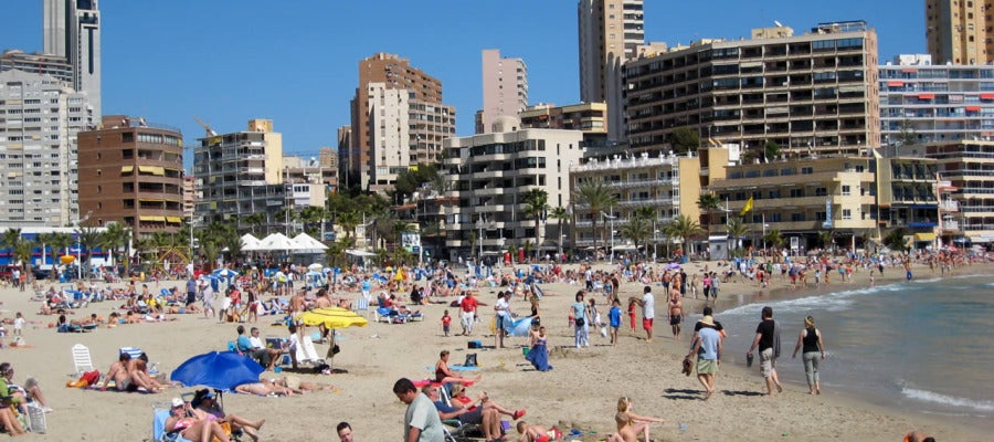 Playa con apartamentos al fondo. Playa con apartamentos al fondo.