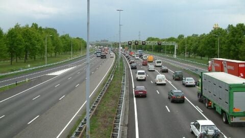 Camiones y coches en la carretera