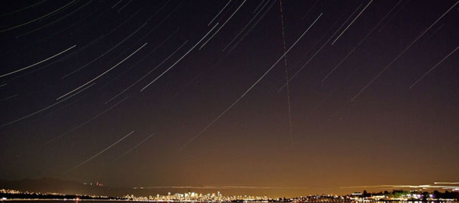 Vista de una lluvia de meteoros proveniente de las Perseidas Vista de una lluvia de meteoros proveniente de las Perseidas