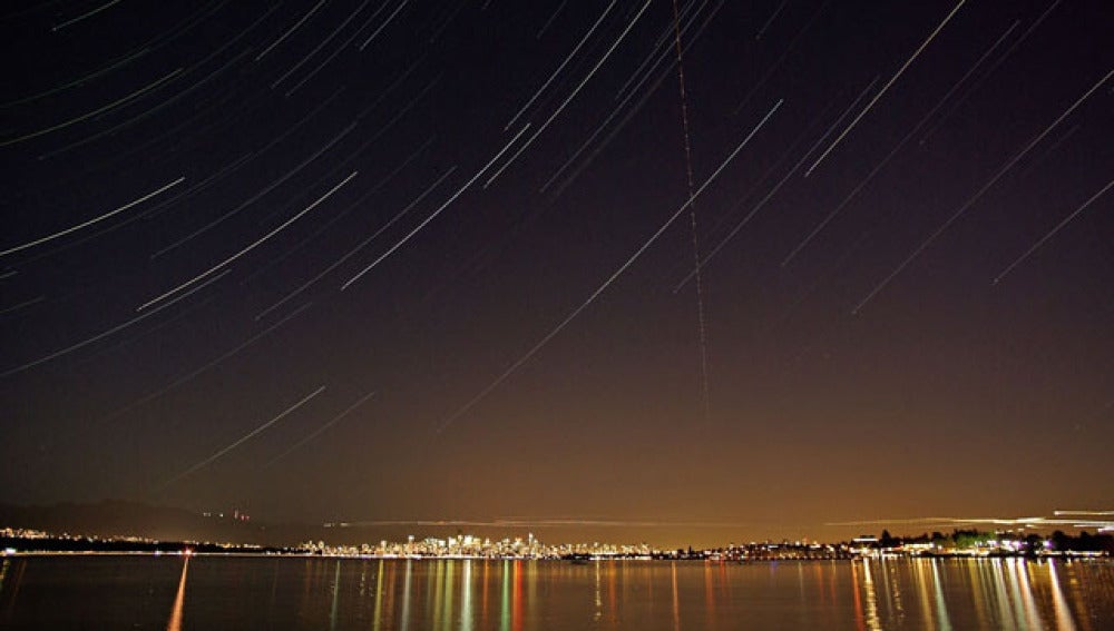Vista de una lluvia de meteoros proveniente de las Perseidas