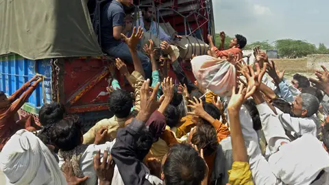 Cientos de personas esperan a recibir la ayuda humanitaria Cientos de personas esperan a recibir la ayuda humanitaria