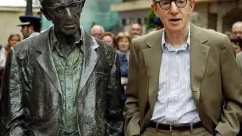 Woody Allen junto a su estatua en Oviedo Woody Allen junto a su estatua en Oviedo