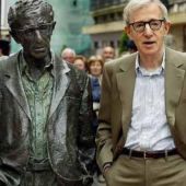 Woody Allen junto a su estatua en Oviedo