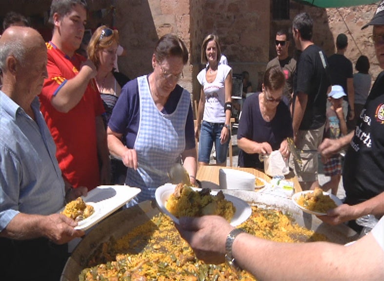 Oyentes: "En el pueblo hay 70 vecinos y nos juntamos a comer en la plaza unas 500 personas" Oyentes: "En el pueblo hay 70 vecinos y nos juntamos a comer en la plaza unas 500 personas"