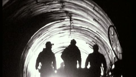 Mineros dentro de un t&uacute;nel.