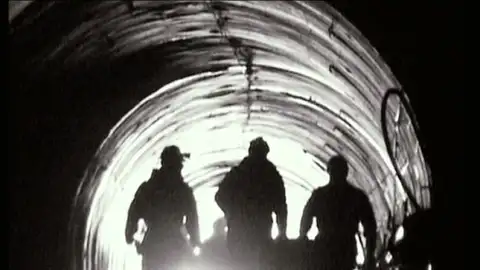 Mineros dentro de un túnel. Mineros dentro de un túnel.