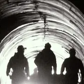 Mineros dentro de un túnel. Mineros dentro de un túnel.