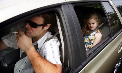 La mitad de los españoles apuesta por prohibir fumar en los coches privados La mitad de los españoles apuesta por prohibir fumar en los coches privados