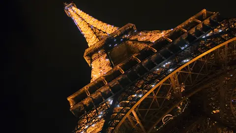 La Torre Eiffel vista de noche La Torre Eiffel vista de noche
