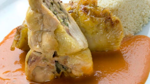 Muslos rellenos con salsa de pimiento y cous-cous