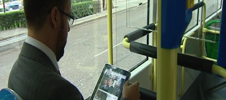 Usuario navegando por Internet Usuario navegando por Internet
