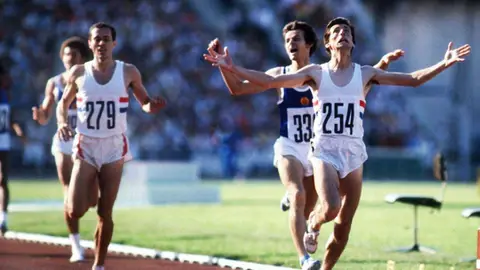Sebastian Coe gana la carrera de 1500 metros en Moscú Sebastian Coe gana la carrera de 1500 metros en Moscú