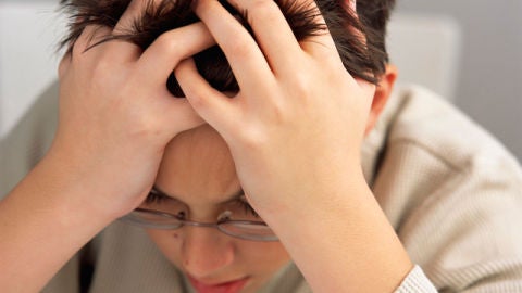 Joven padeciendo migra&ntilde;as