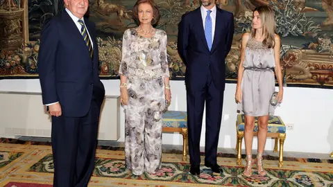 Los reyes y los príncipes durante una recepción Los reyes y los príncipes durante una recepción