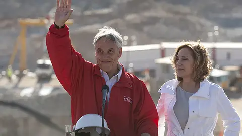 El presidente chileno, Sebastián Piñera, desde la mina El presidente chileno, Sebastián Piñera, desde la mina