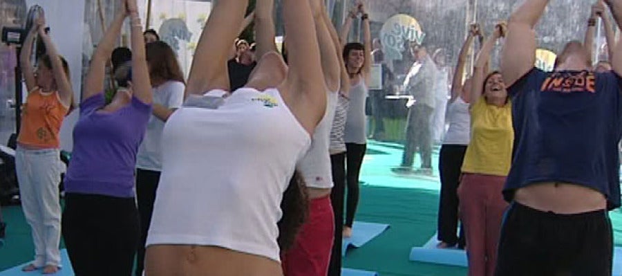 Alumnos practicando yoga Alumnos practicando yoga