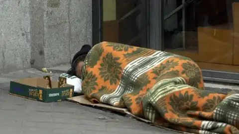 Una persona duerme en la calle Una persona duerme en la calle
