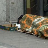 Una persona duerme en la calle