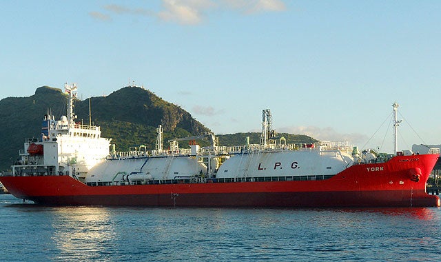 Despliegan un dispositivo para controlar el vertido de un petrolero hundido en Grecia Despliegan un dispositivo para controlar el vertido de un petrolero hundido en Grecia