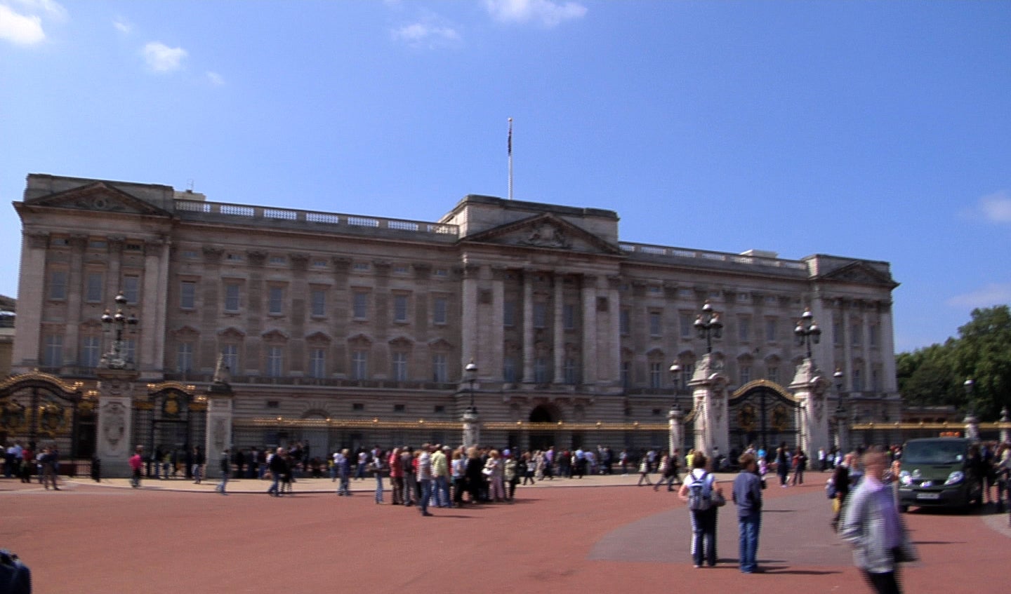 Detenido un hombre tras herir con un cuchillo a dos policías cerca del palacio de Buckingham Detenido un hombre tras herir con un cuchillo a dos policías cerca del palacio de Buckingham