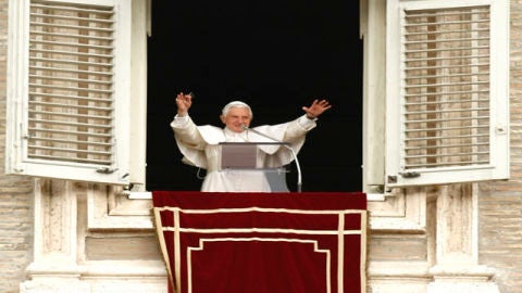 El Papa Benedicto XVI saluda a sus fieles desde la ventana de su estudio en la ciudad del Vaticano
