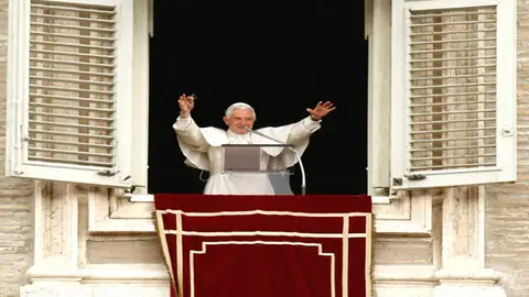 El Papa Benedicto XVI saluda a sus fieles desde la ventana de su estudio en la ciudad del Vaticano El Papa Benedicto XVI saluda a sus fieles desde la ventana de su estudio en la ciudad del Vaticano