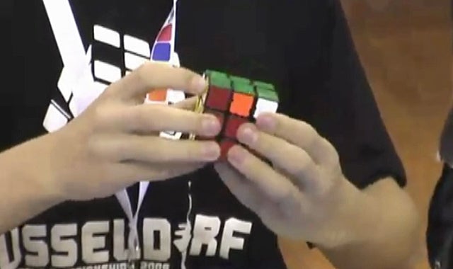 Saúl López: "En cinco clases una persona puede aprender a hacer un cubo de Rubik" Saúl López: "En cinco clases una persona puede aprender a hacer un cubo de Rubik"