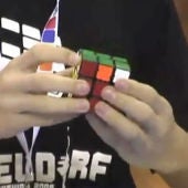 Niño resolviendo un cubo de Rubik