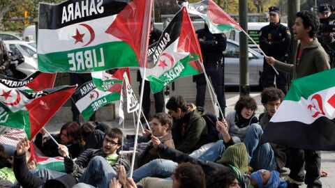 J&oacute;venes prosaharauis protestan por los sucesos de El Aai&uacute;n