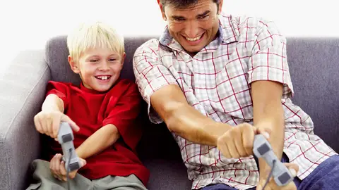 Padre e hijo jugando Padre e hijo jugando