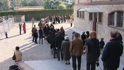 Gente haciendo cola para acceder al colegio electoral