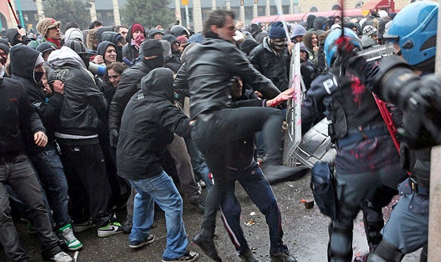 Piel de Policía: La violencia juvenil como código de comunicación Piel de Policía: La violencia juvenil como código de comunicación