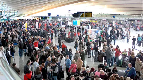 Viajeros desesperados en el aeropuerto Viajeros desesperados en el aeropuerto