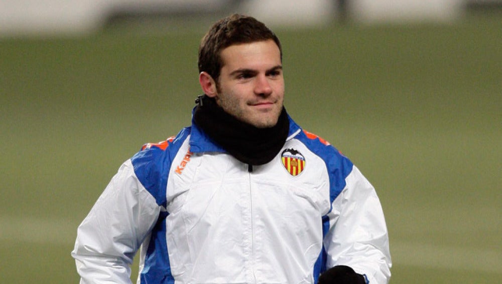 Juan Mata calentando antes de un partido del Valencia