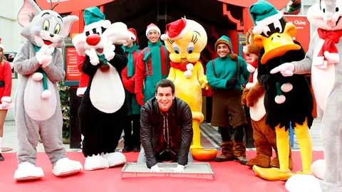 Mario Casas en el parque Warner Mario Casas en el parque Warner
