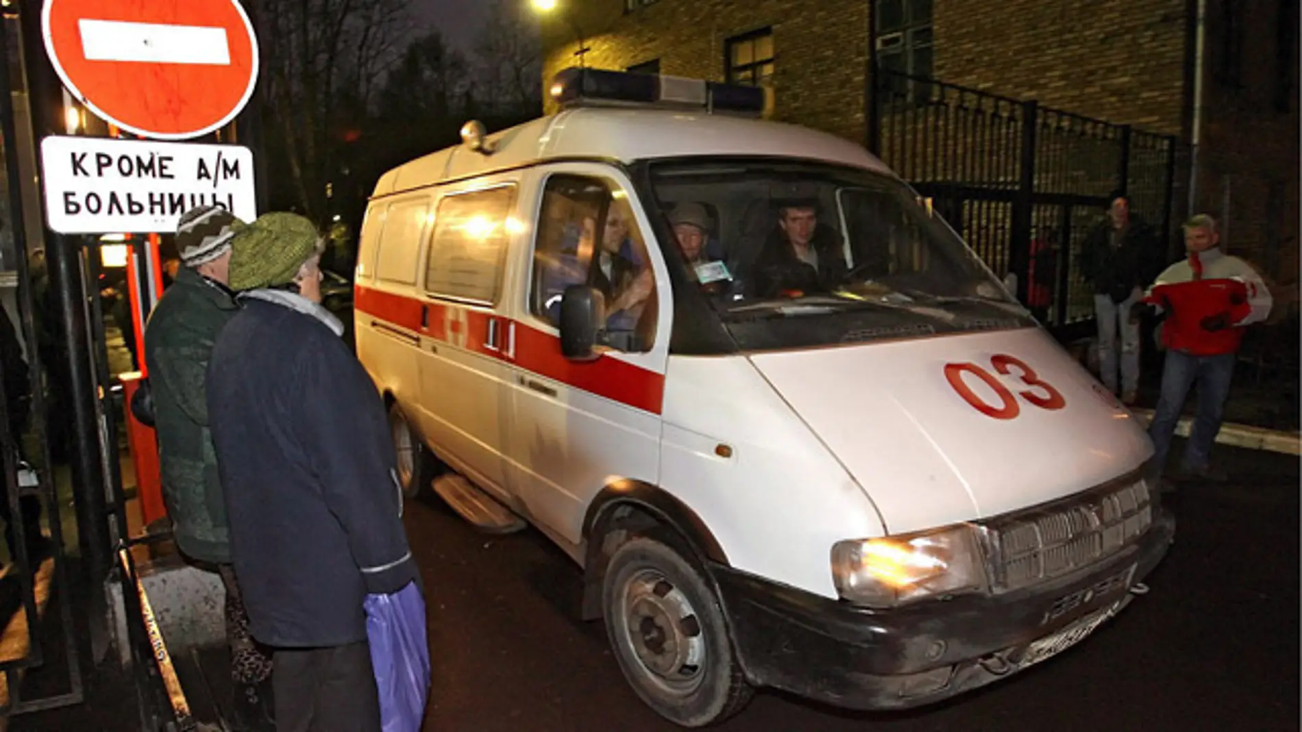 Una ambulancia sale del complejo hospitalario en Rusia