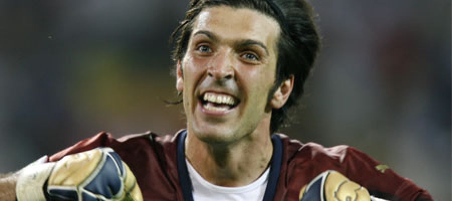 Buffon celebra el ascenso de la Juventus Buffon celebra el ascenso de la Juventus