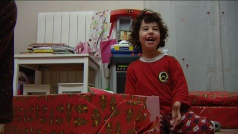 Ni&ntilde;a abriendo sus regalos de Reyes