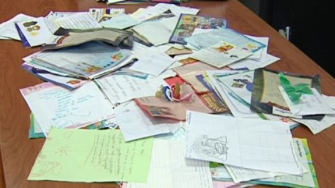 Un ni&ntilde;o encuentra, tiradas en la calle, las cartas que hab&iacute;an escrito a los Reyes Magos