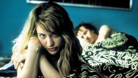 Al otro lado de la cama