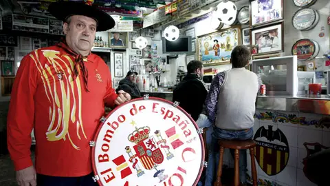 Manolo 'el del Bombo' en su local junto a Mestalla Manolo 'el del Bombo' en su local junto a Mestalla