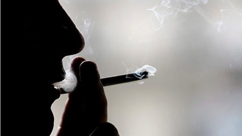 Fumando en la sombra