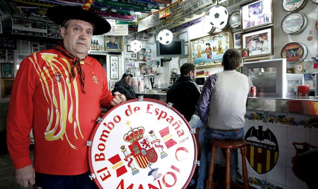 Manolo el del bombo, entre lágrimas: "Se han llevado el bombo y las gorras" Manolo el del bombo, entre lágrimas: "Se han llevado el bombo y las gorras"