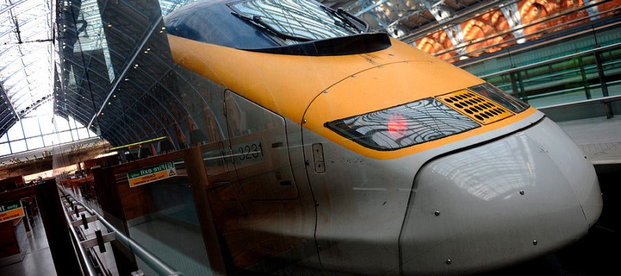 Un tren espera en la estación Un tren espera en la estación