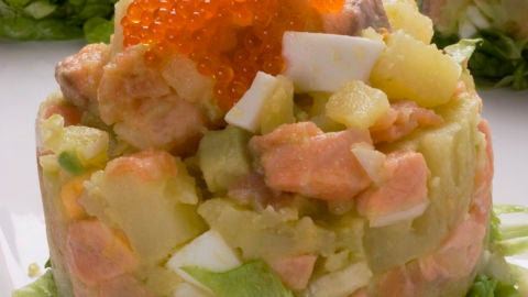 Ensaladilla de patata con salm&oacute;n y aguacate